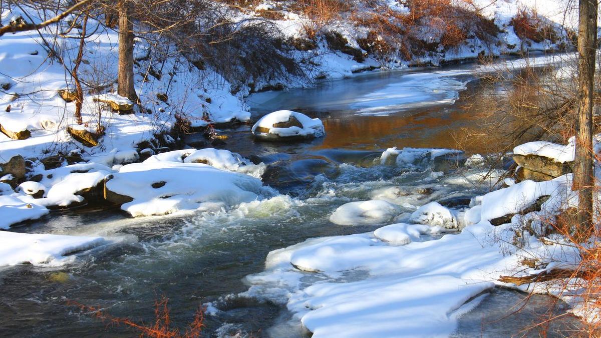 Речная вода просачивается меж камней