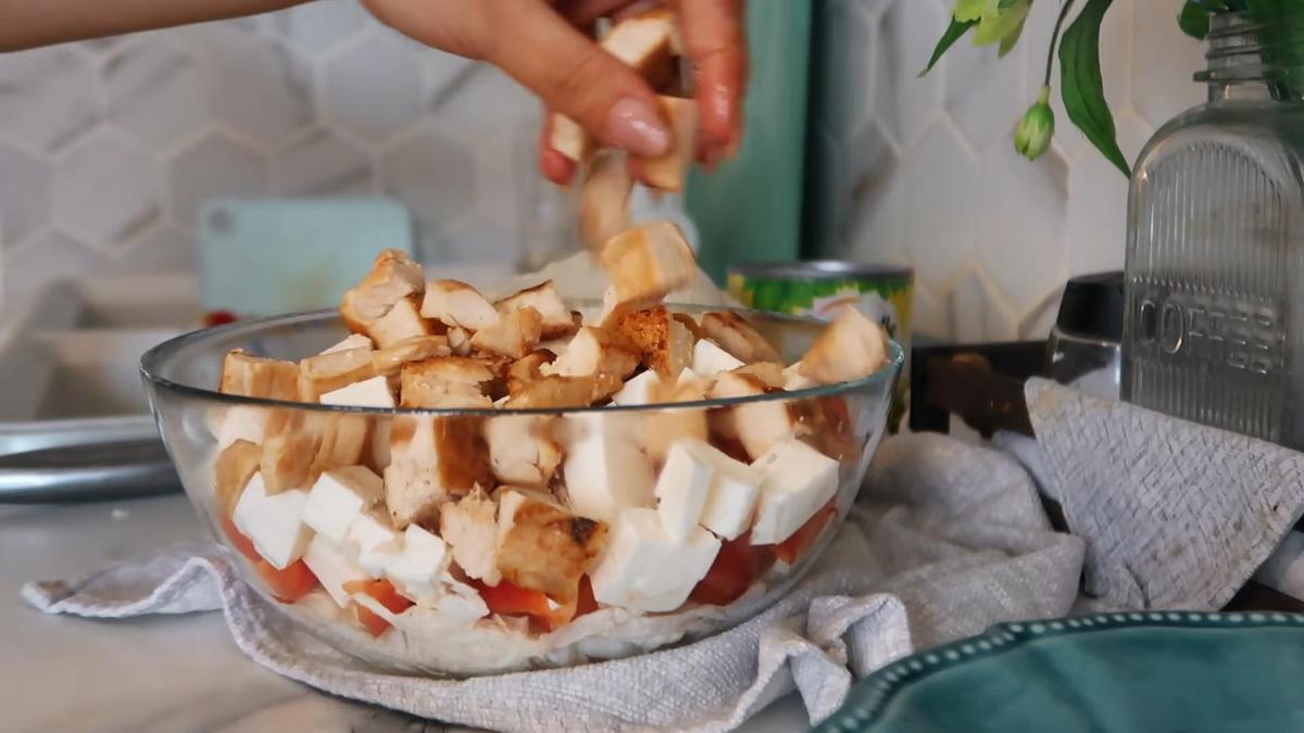 Добавление в салат кусочков обжаренного куриного филе