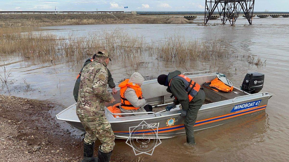 Су тасқынынан кейін көмекке келген құтқарушылар Су тасқынынан кейін көмекке келген құтқарушылар