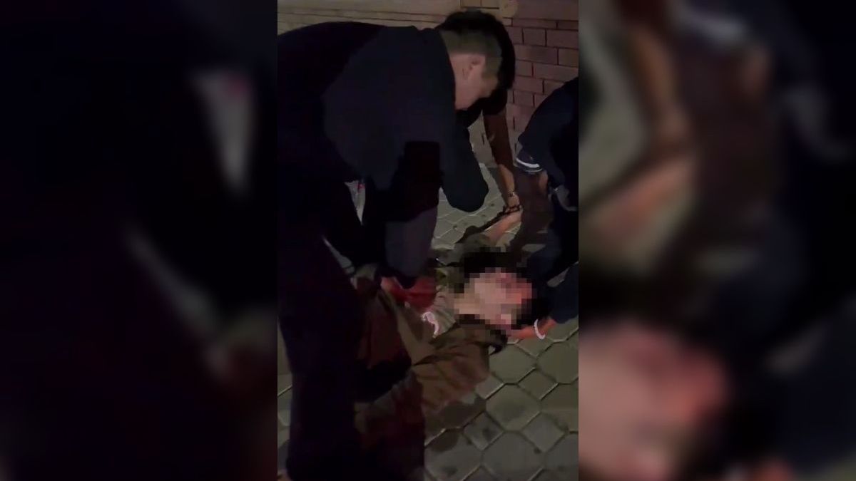Полицейский реанимирует парня