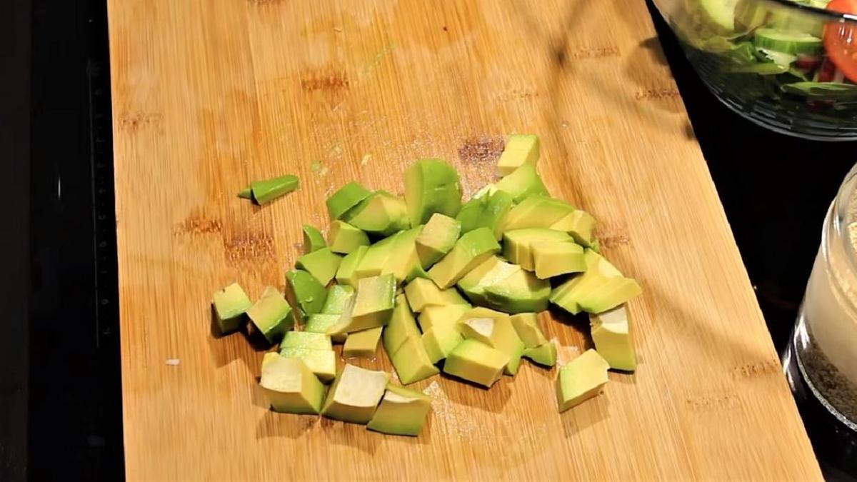 Нарезка авокадо для салата