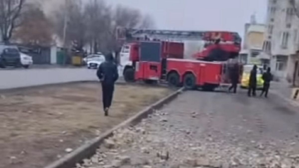 Машина спасателей на месте обрушения