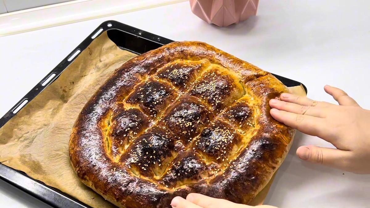 Испеченный хлеб на противне