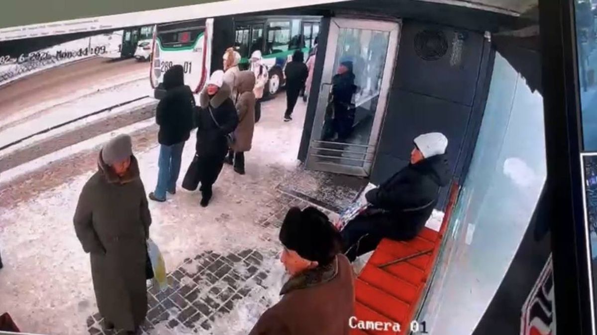 Видео с камеры наблюдения в теплой остановке в Астане
