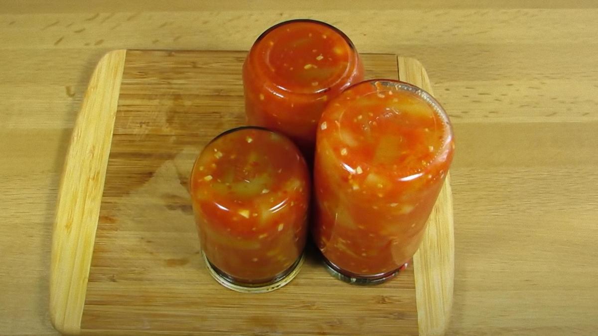 Перевернутые банки с салатом