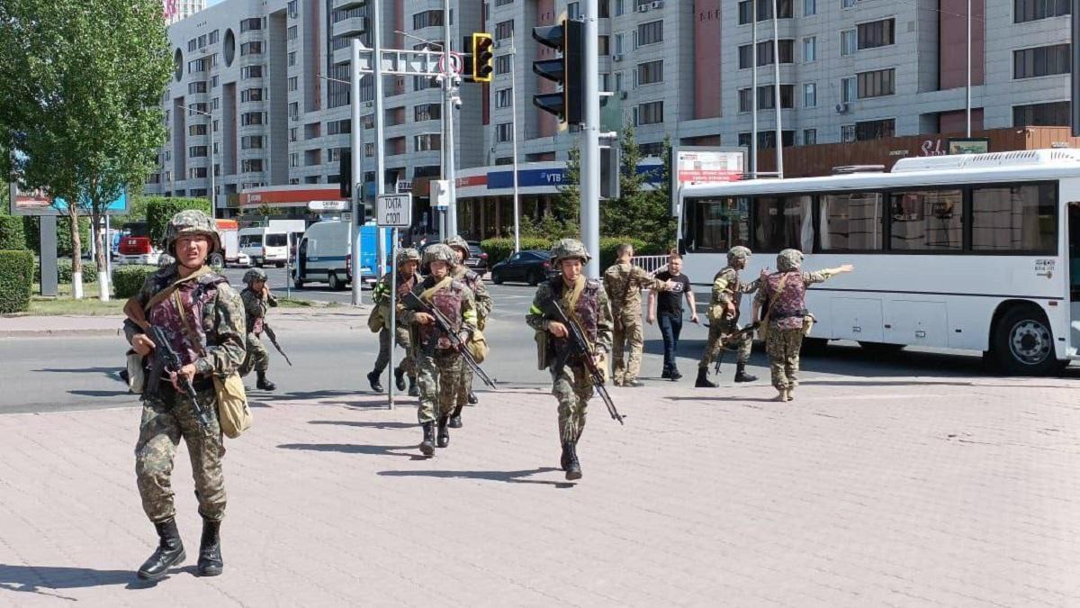 Силовики возле захваченного здания банка в Астане