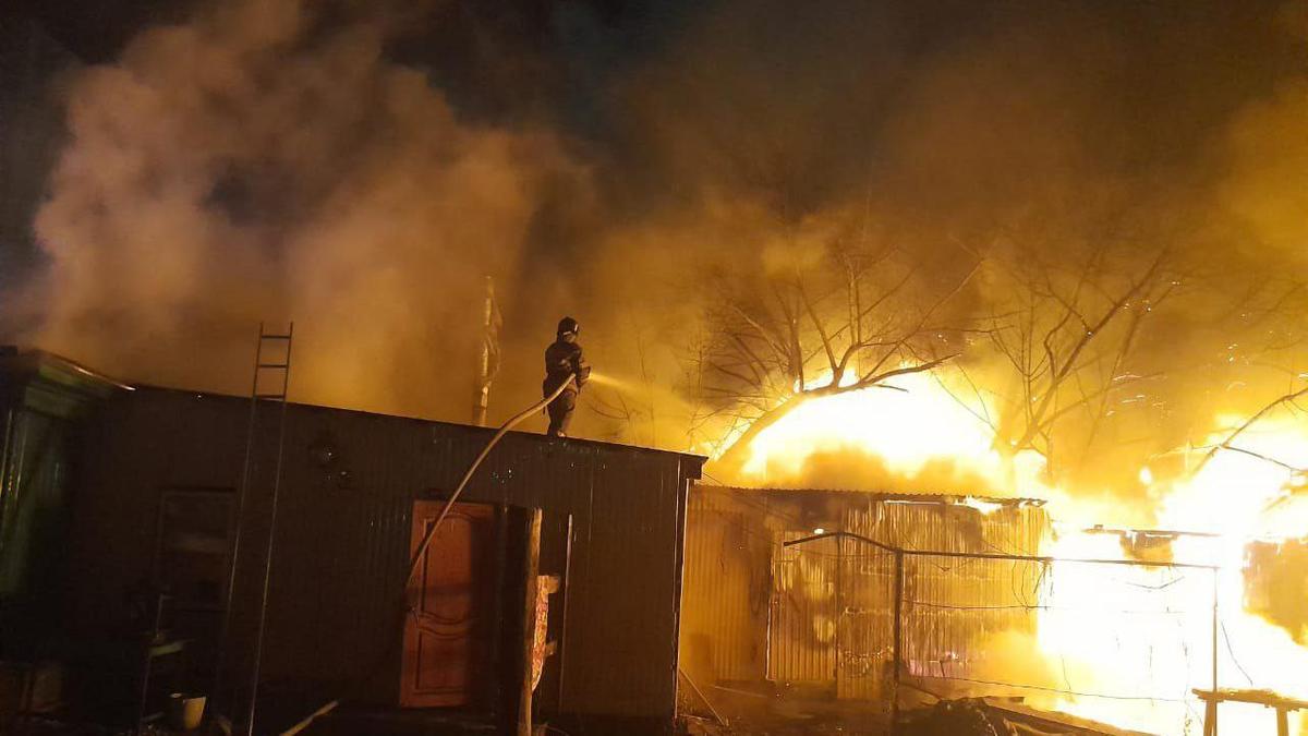 Пожарные тушат пожар