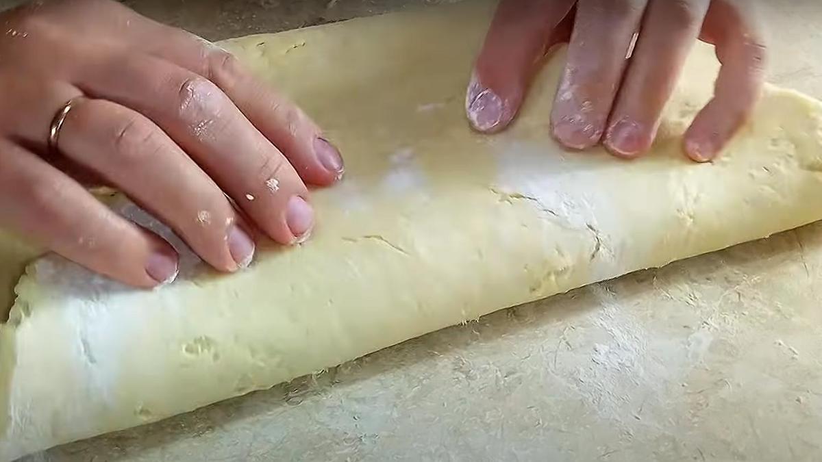 Раскатанное тесто сворачивают к центру