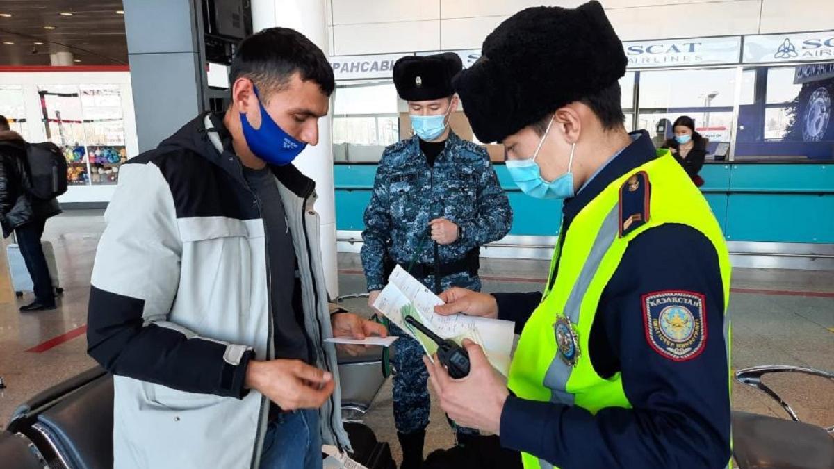 Полицейский проверяет документы