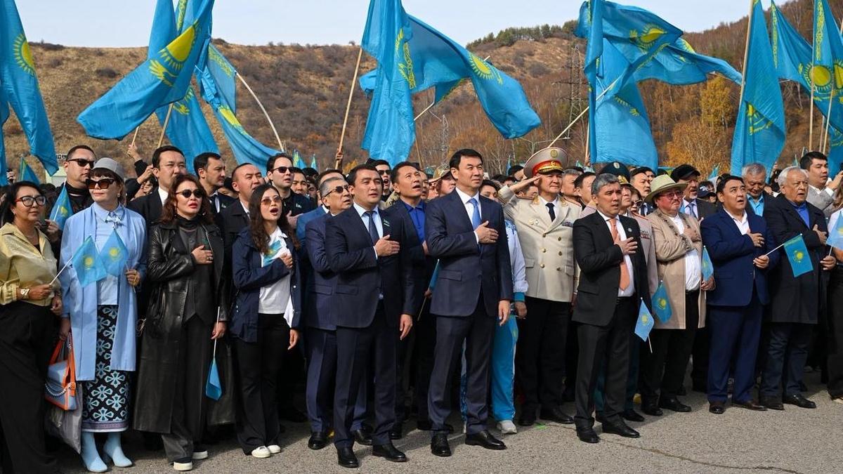 Церемония поднятия Государственного флага в Алматы