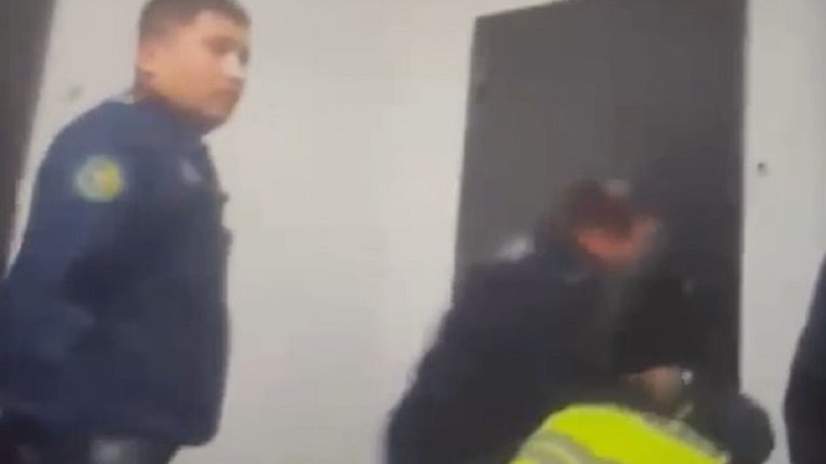 Полицейские вскрывают дверь