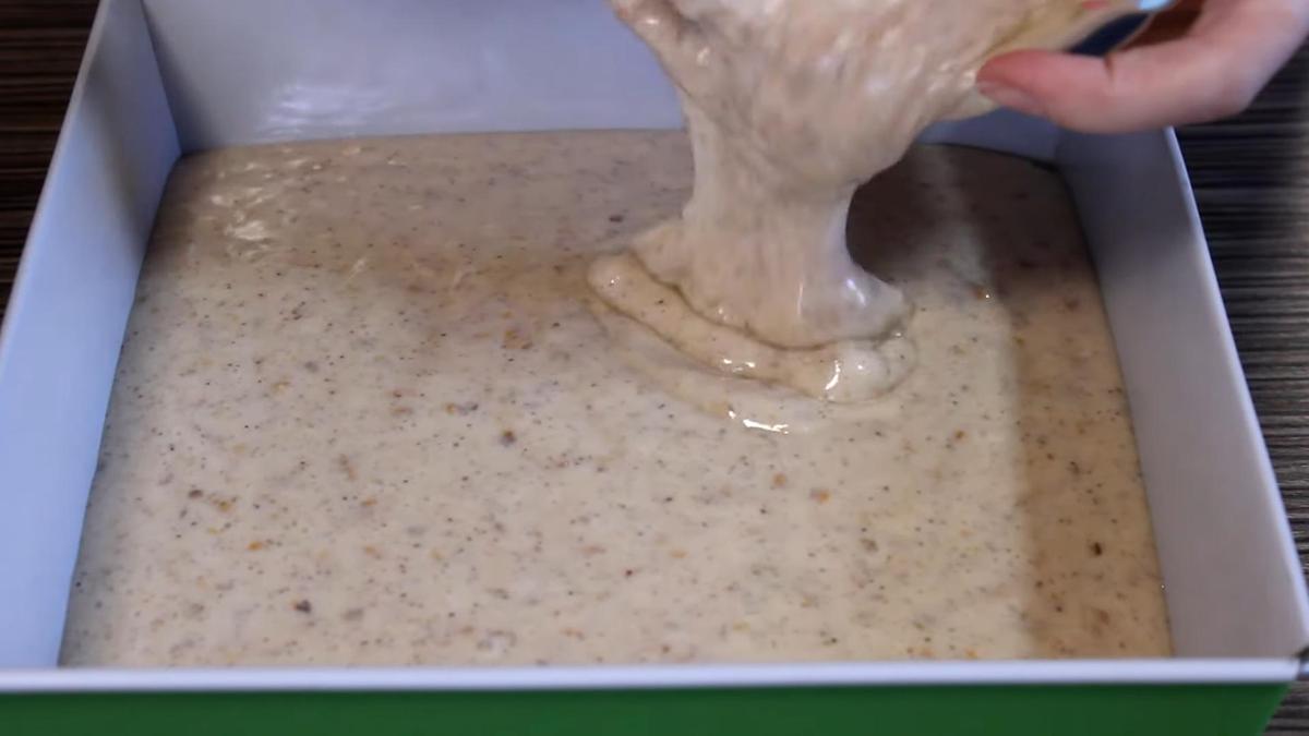 Тесто для пирога выливают в форму для выпекания