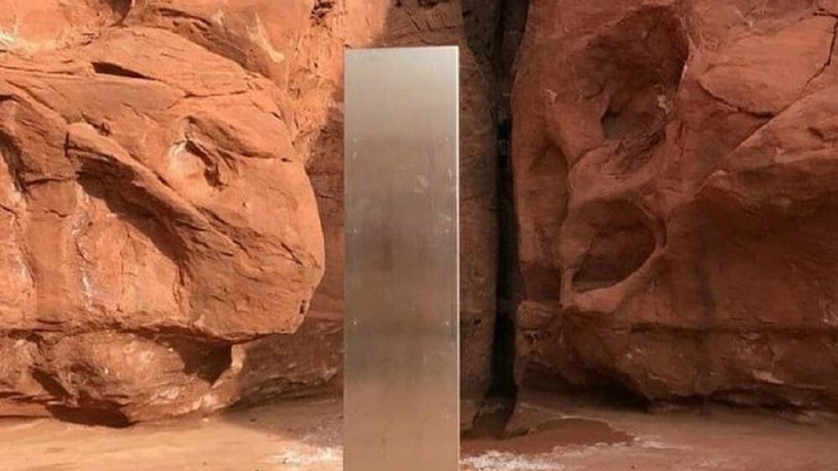 Загадочный металлический монолит обнаружили в пустыне в Юте
