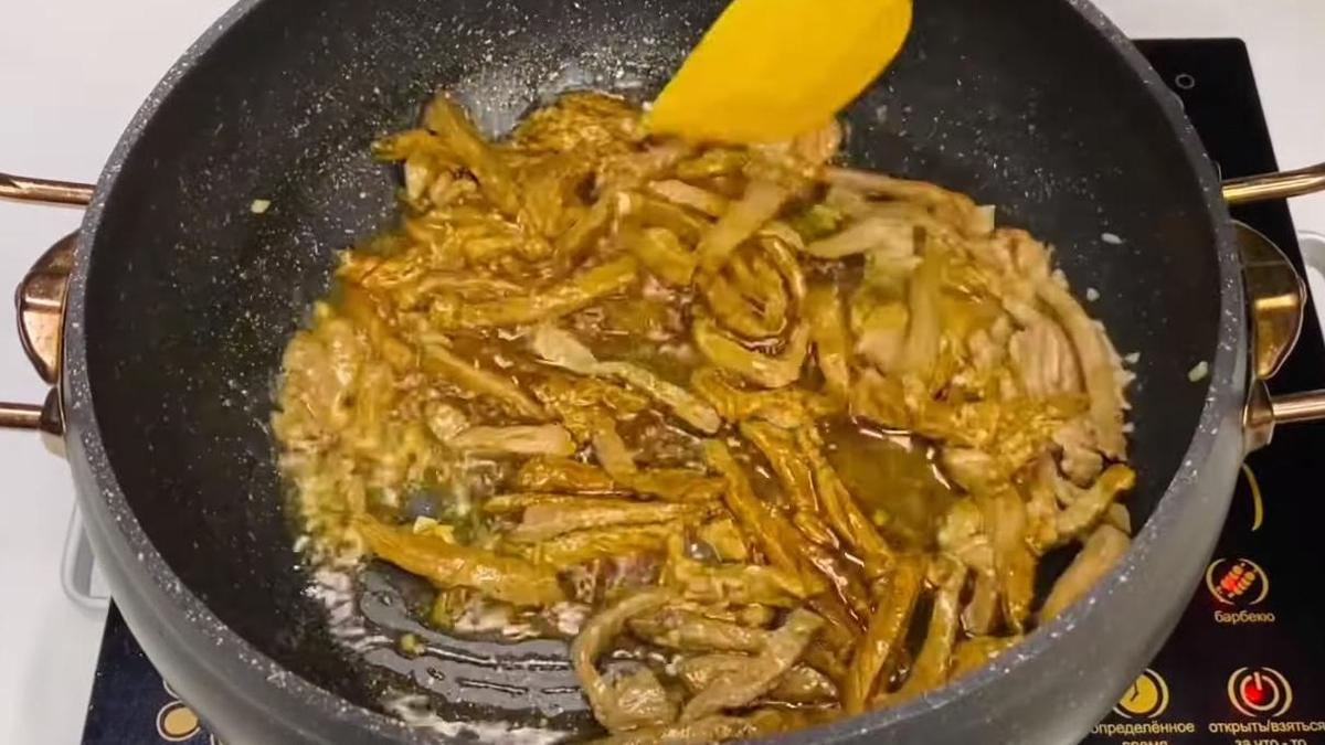 Мясо тушится