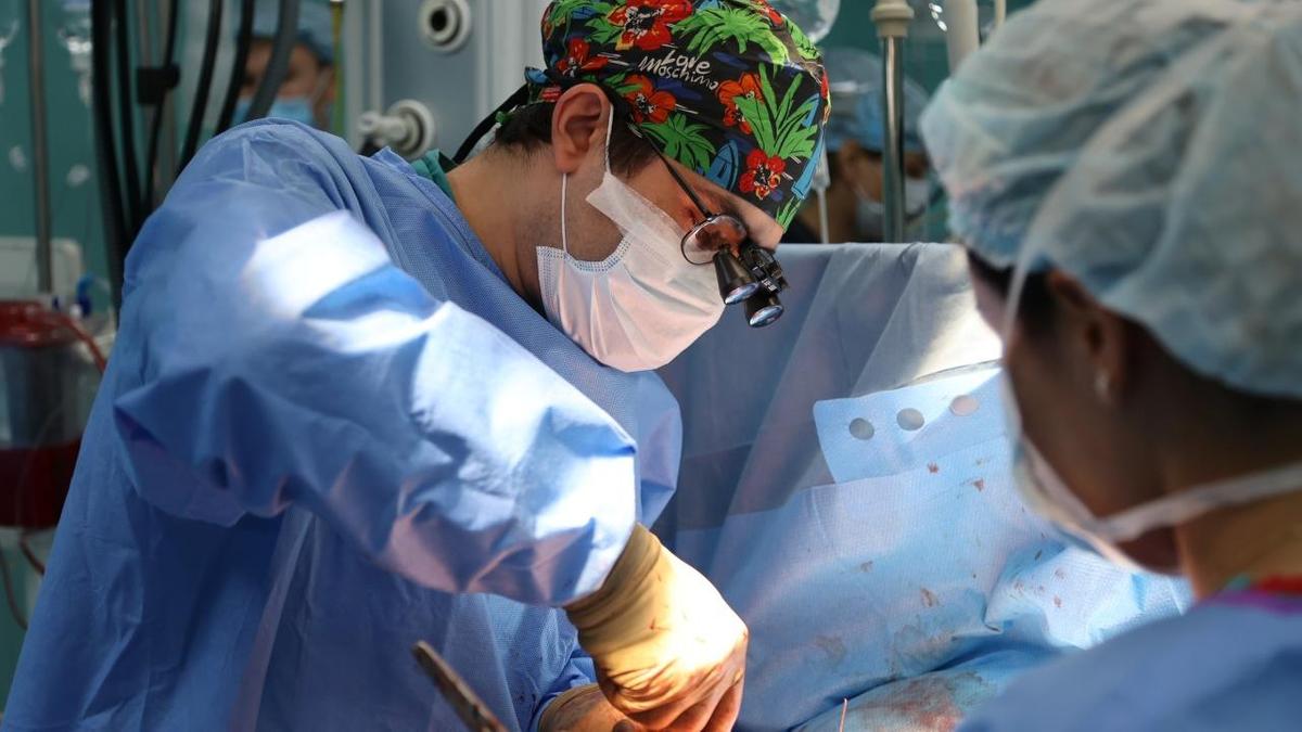 Хирурги НИИ кардиологии и внутренних болезней провели операцию на сердце гражданину Великобритании