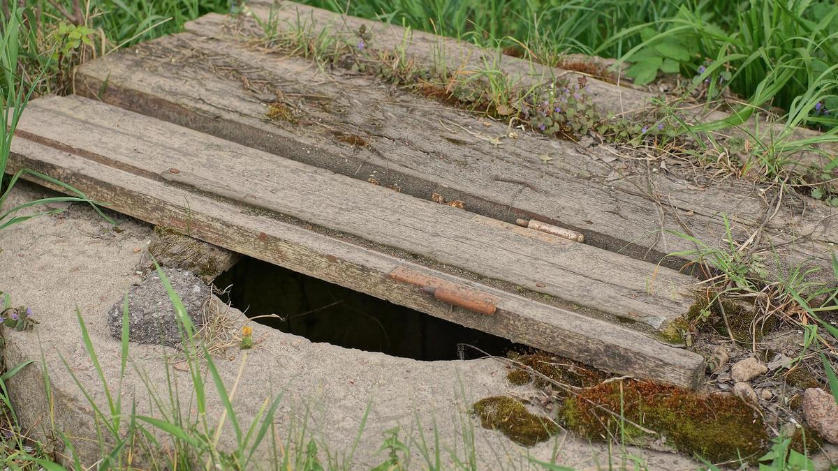 Колодец закрыт досками Колодец закрыт досками
