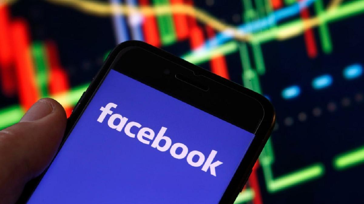 Логотип Facebook на экране смартфона