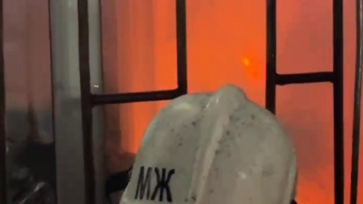 Пожарные тушат пожар