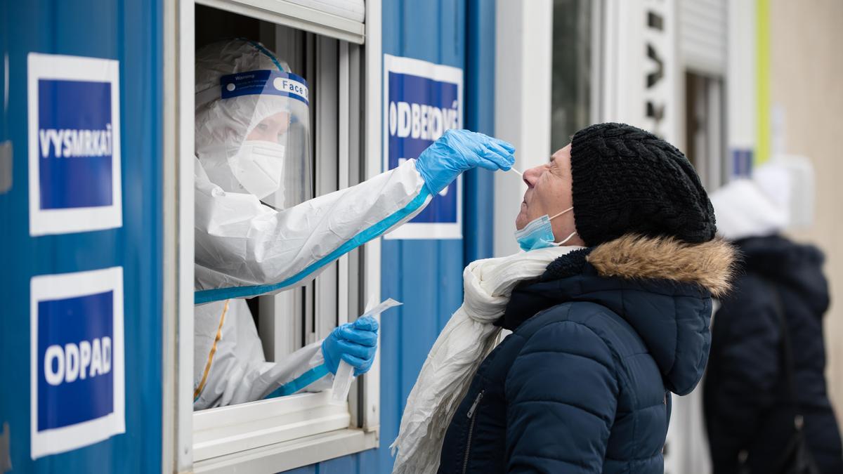 медик берет мазок на коронавирус у женщины