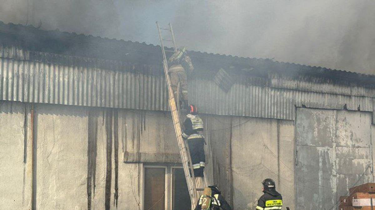 Пожарные тушат пожар