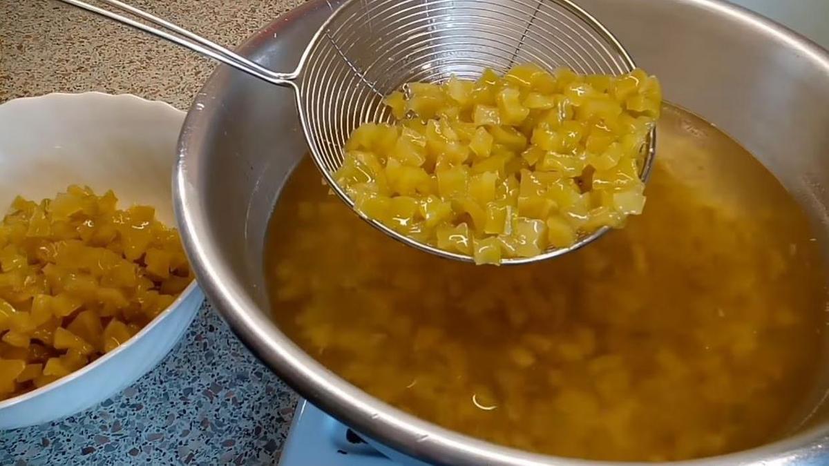 Кусочки кабачков на шумовке над тазом с сиропом