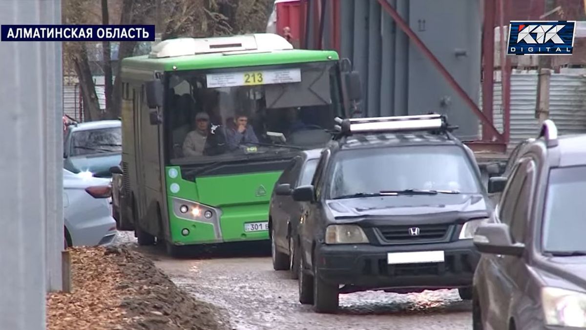 Машины едут по дороге