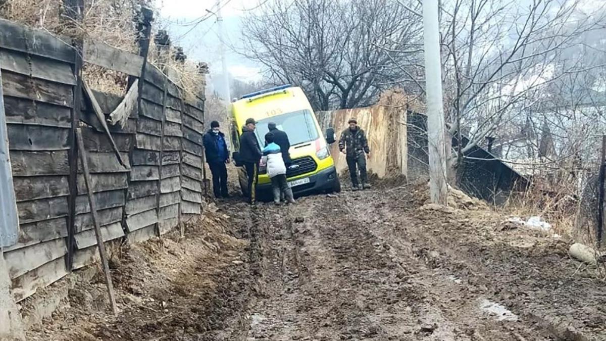 Скорая  помощь застряла в грязи