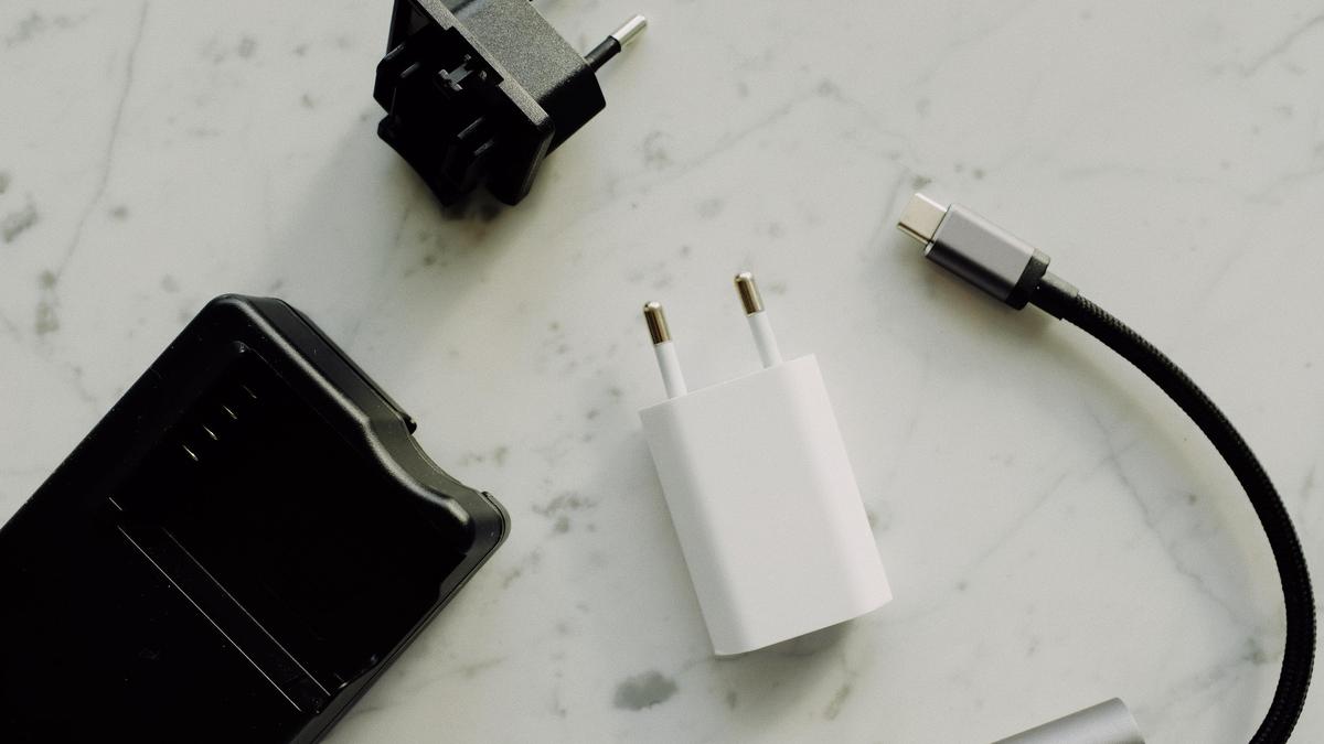 Аккумуляторы и power bank лежат на столе