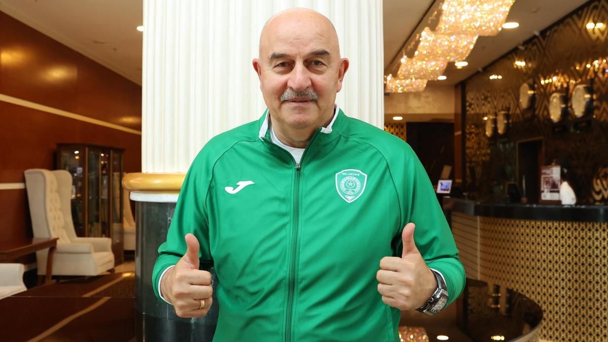 Российский футбольный тренер Станислав Черчесов