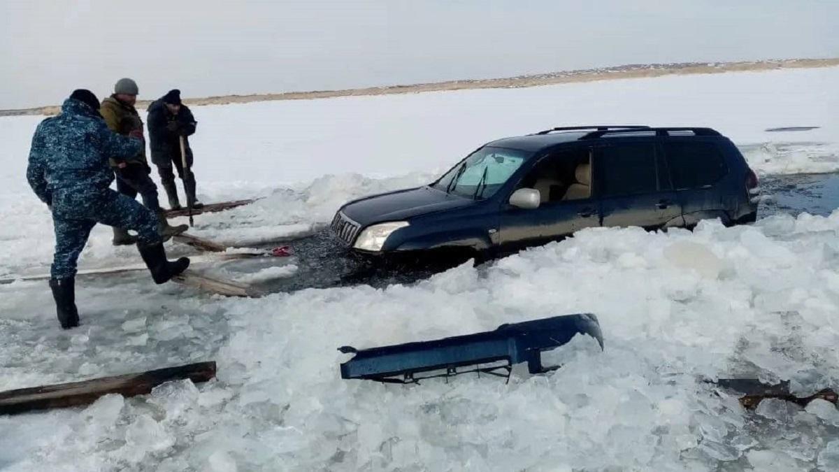 Внедорожник провалился под лед в ВКО