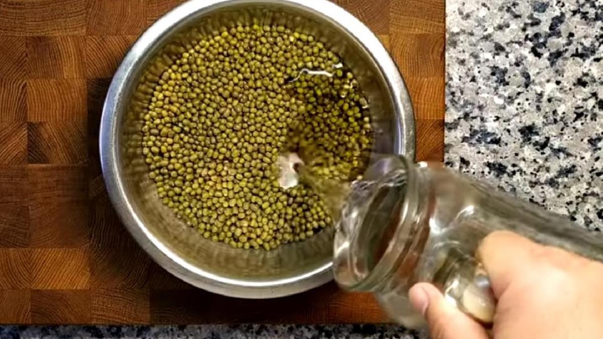 Промойте и замочите маш