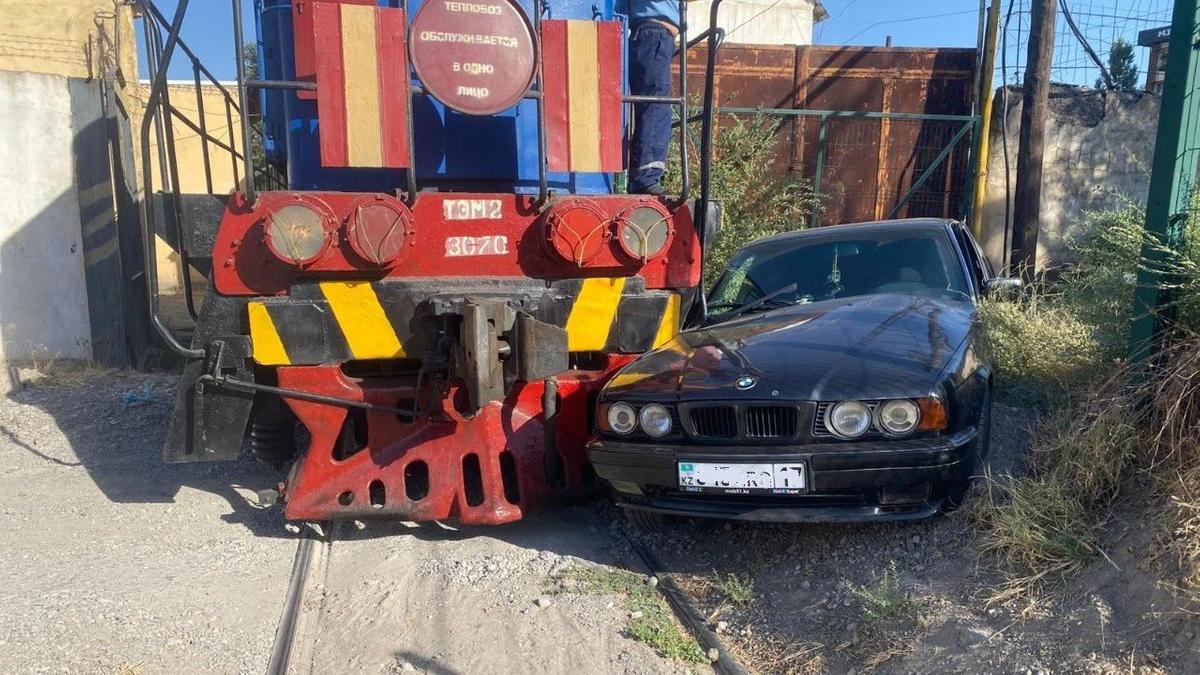 Автомобиль попал в аварию на ж/д путях