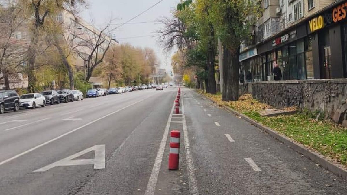 В Алматы демонтируют болларды