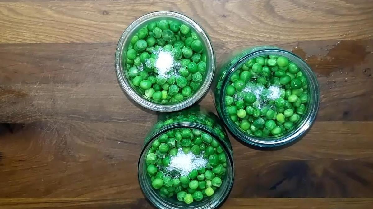 Добавление лимонной кислоты в банки с горошком