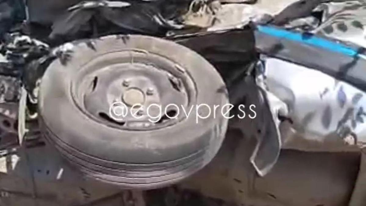 Колесо поврежденного автомобиля