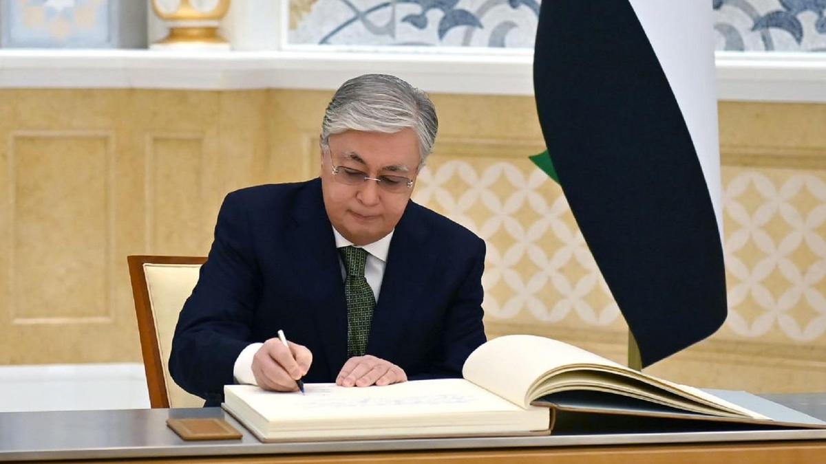 Қасым-Жомарт Тоқаев БАӘ Құрметті қонақтар кітабында жазба қалдырды Қасым-Жомарт Тоқаев БАӘ Құрметті қонақтар кітабында жазба қалдырды