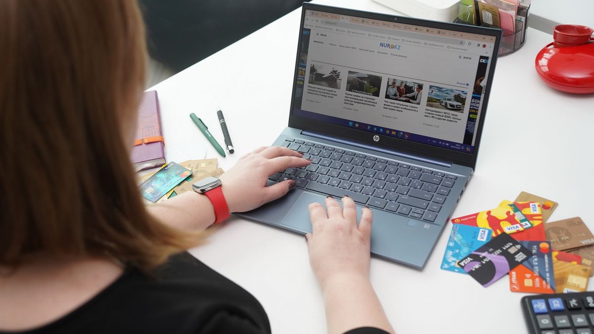 Екатерина Сохарева работает за компьютером