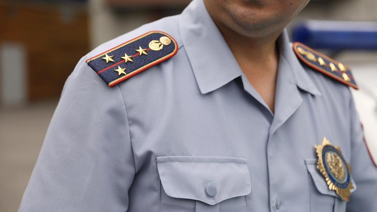 Полицейский стоит в форме