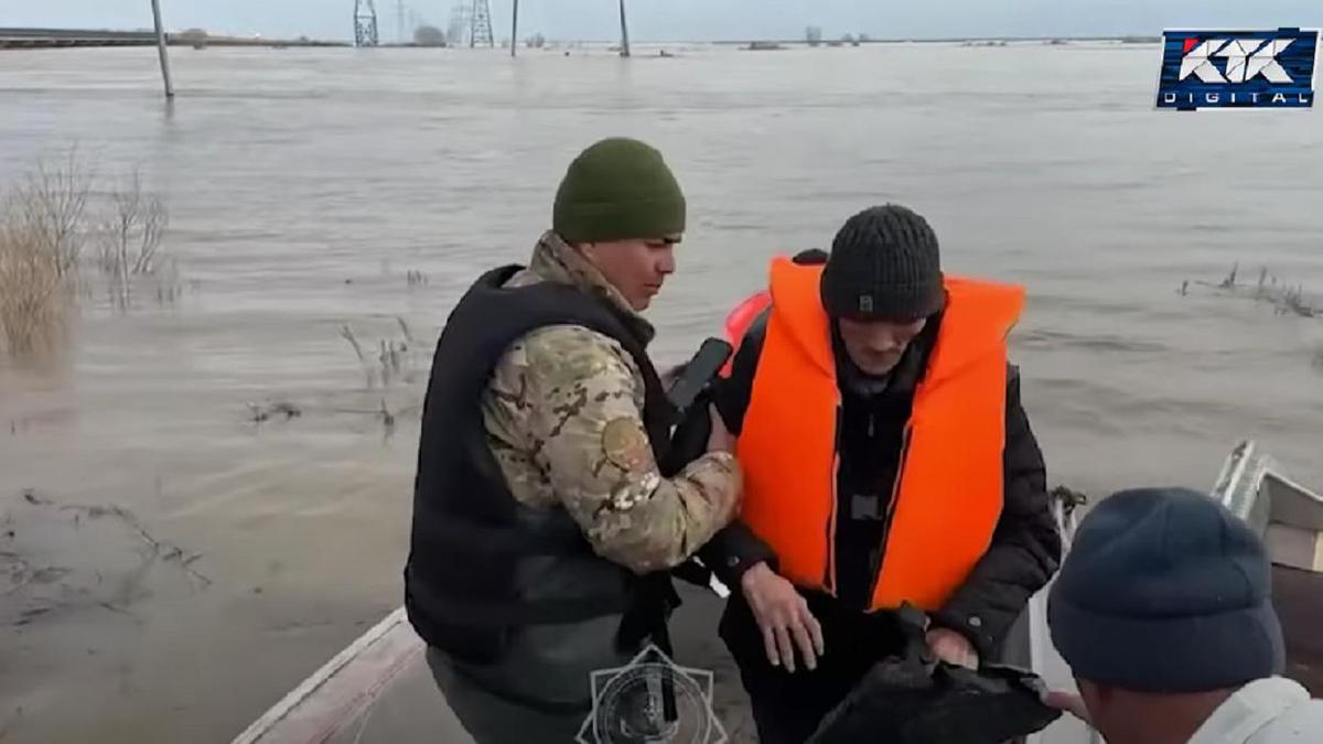 Спасатели в зоне половодья Спасатели в зоне половодья