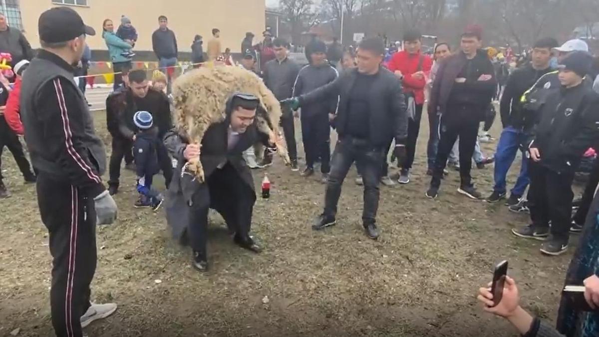 Аким с бараном на плечах в Алматинской области