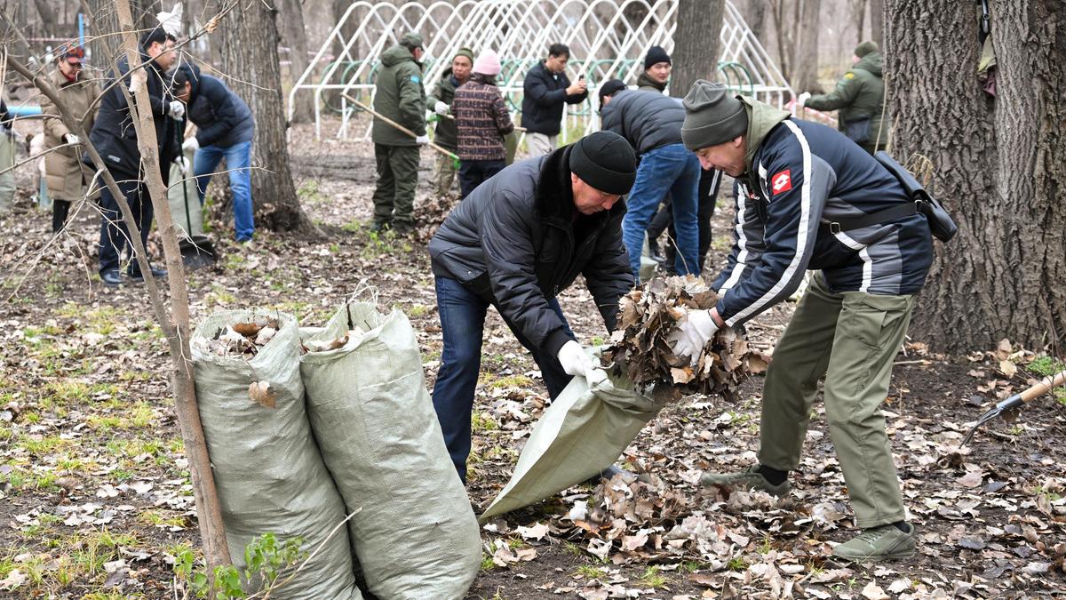 В Алматы убрали мусор к зиме