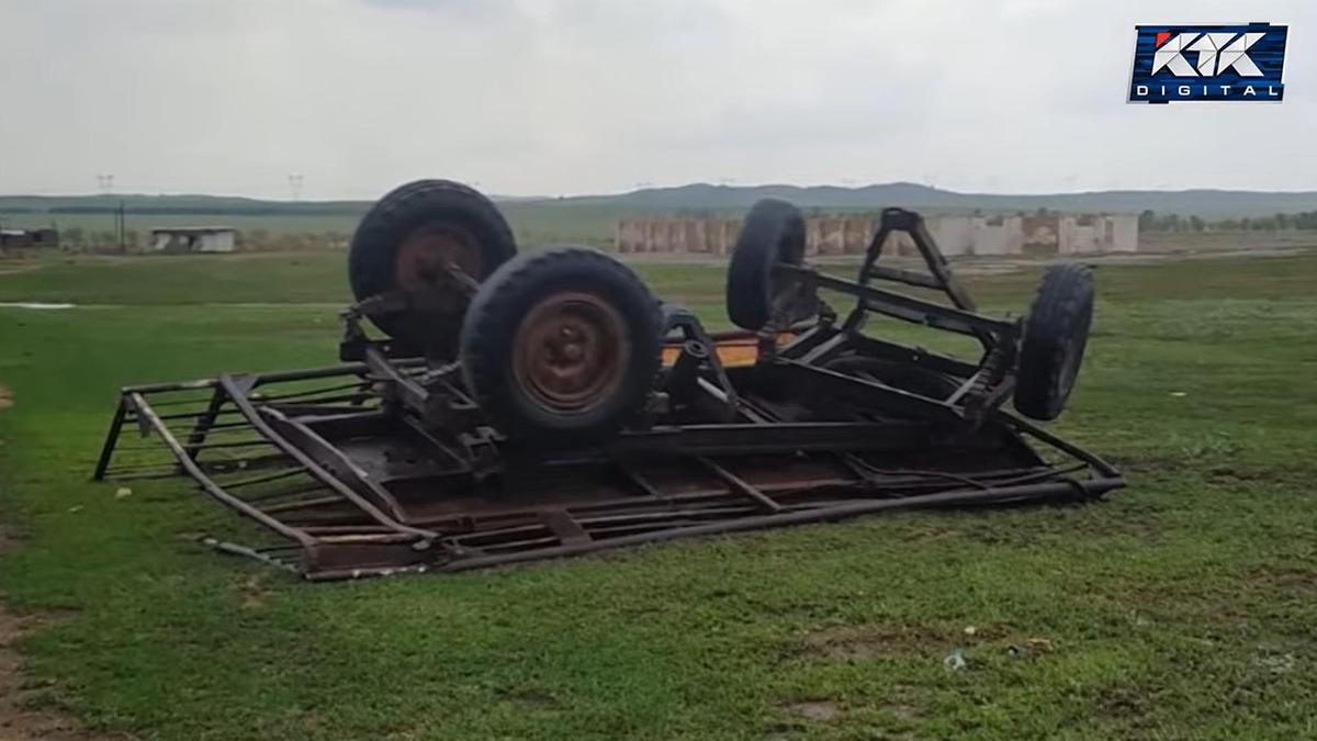 Перевернутая тачка лежит в поле после урагана в Акмолинской области