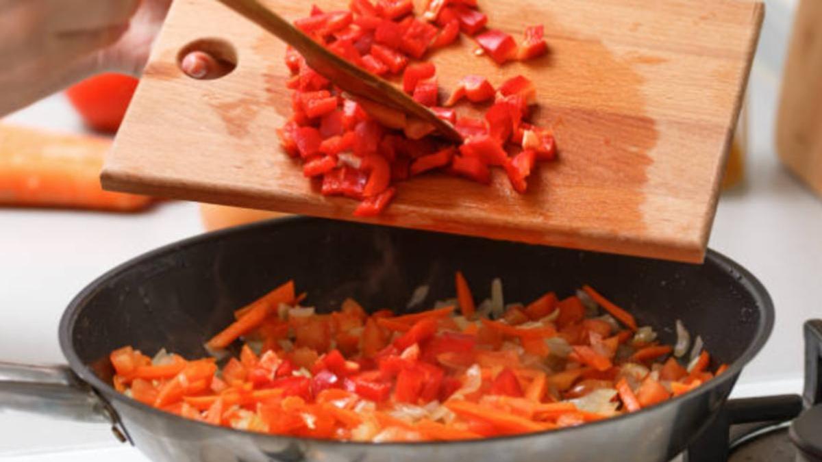 Сладкий перец в сковороде