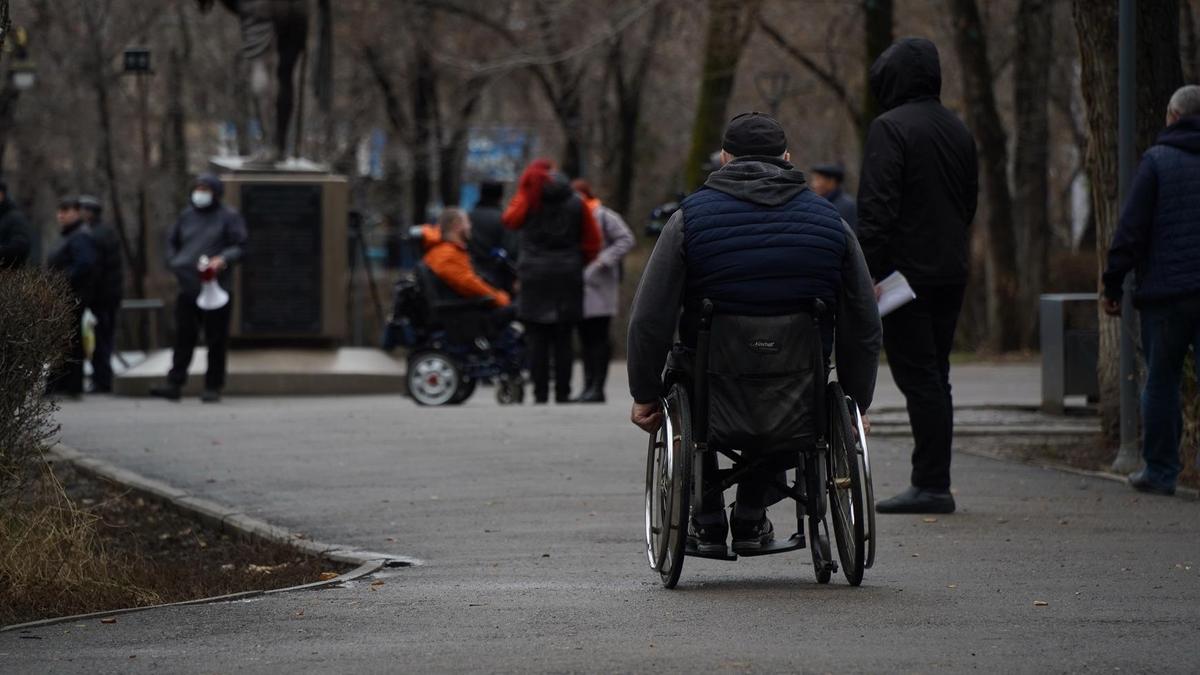 Мүгедектігі бар адамның далада серуендеп жүрген сәті