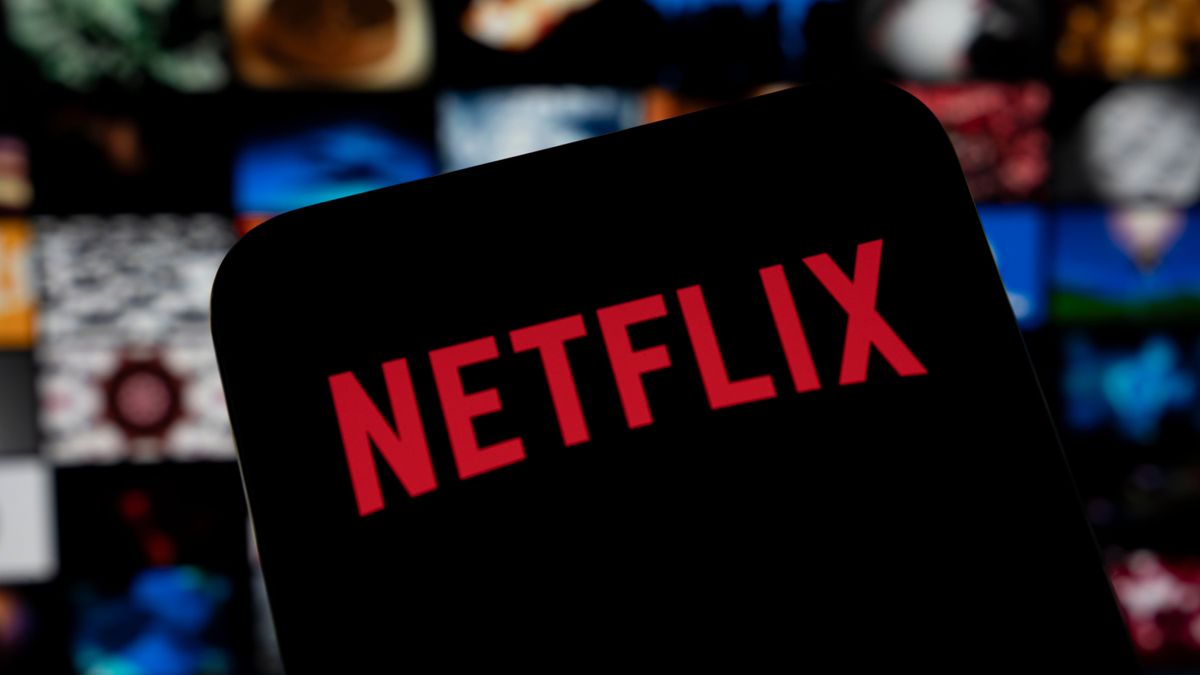 Логотип Netflix на экране