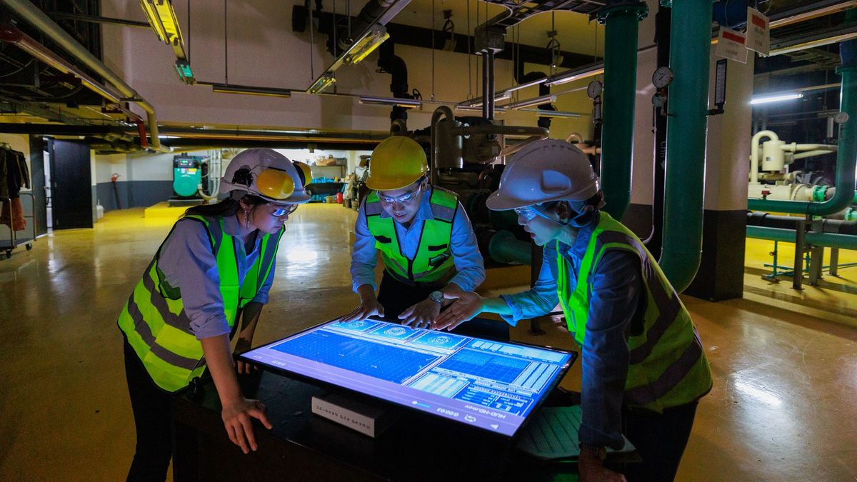 Инженеры за работой