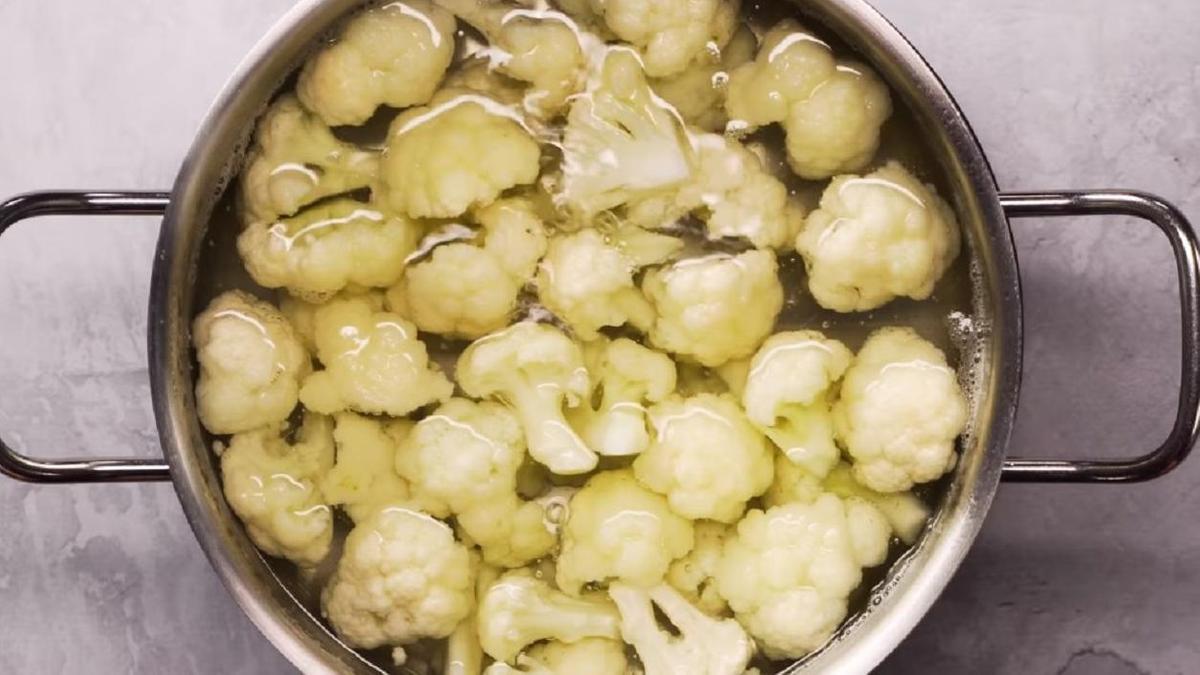 Цветная капуста в стальнйо кастрюле
