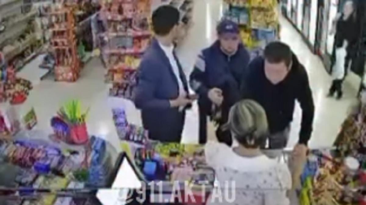 Покупатель ударил женщину