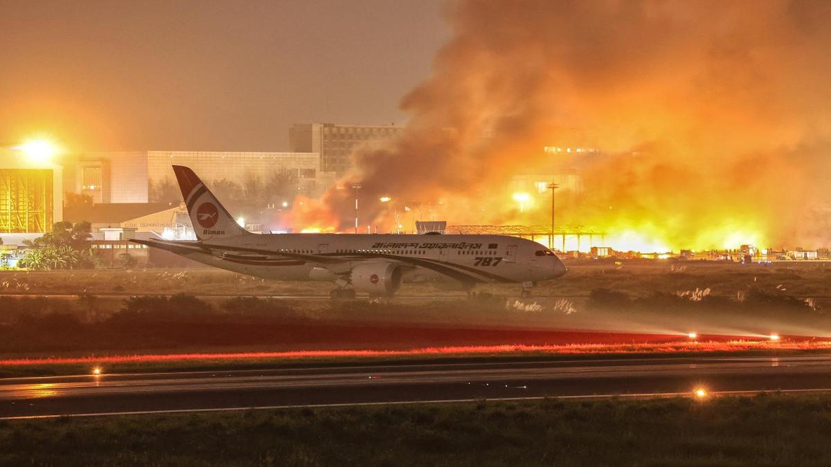 Пожар в аэропорту в Дакке