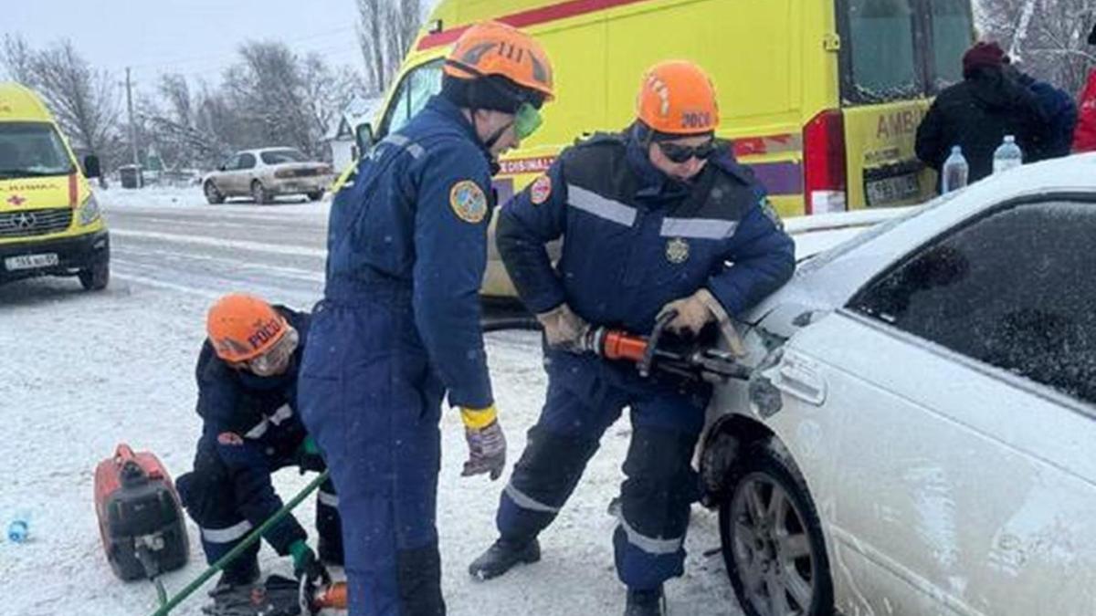 Көлік ішіндегі адамдарды шығаруға кіріскен құтқарушылар